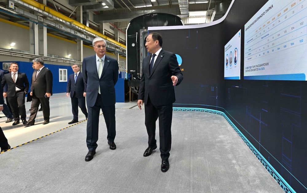 Касым-Жомарт Токаев и Нурлан Сауранбаев на заводе Stadler Kazakhstan, фото Акорды Касым-Жомарт Токаев и Нурлан Сауранбаев на заводе Stadler Kazakhstan, фото Акорды