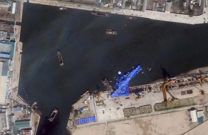 Северная Корея подняла повреждённый эсминец после аварии на спуске