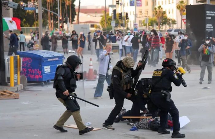 Трамп вводит Нацгвардию: Лос-Анджелес охвачен протестами против антимиграционных рейдов