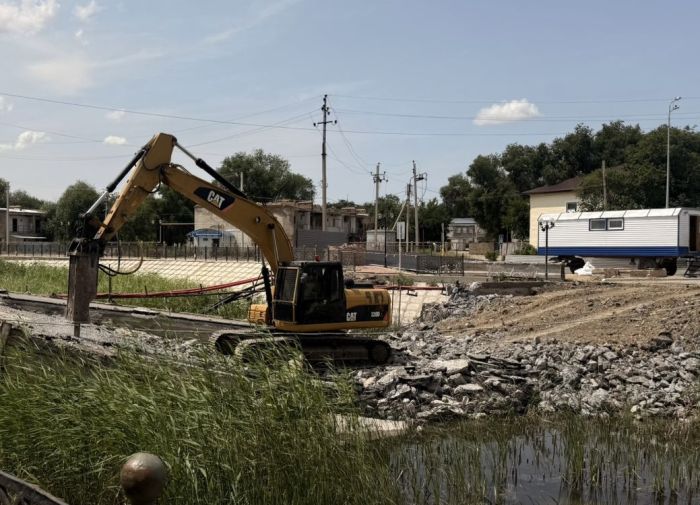 В Кульсары сносят мост с новым асфальтом