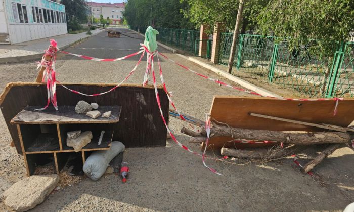 Конец скандалу: в Кульсары пациентам вернули дорогу к поликлинике