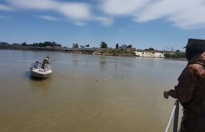 Промысел без правил: в черте Атырау изъяли незаконные сети