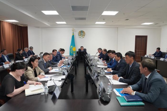 В Минсельхозе обсудили борьбу с саранчой и фитобезопасность