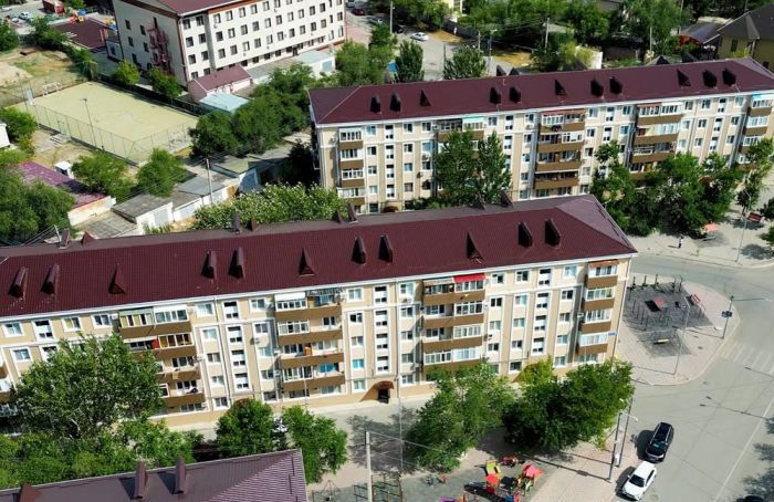 Четыре из семи домов уже готовы: в Атырау завершают капитальный ремонт многоэтажек