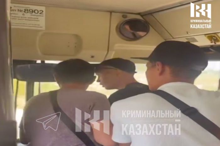 В Семее пассажир ударил водителя автобуса прямо во время движения