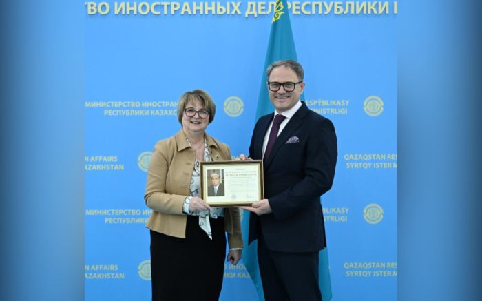 Посол Великобритании награждена нагрудным знаком "Барыс"