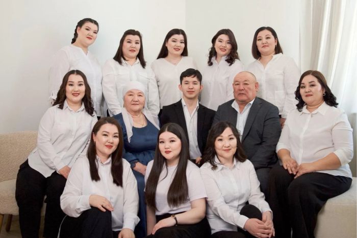 В Мангистау десять дочерей подарили отцу квартиру на 60-летие