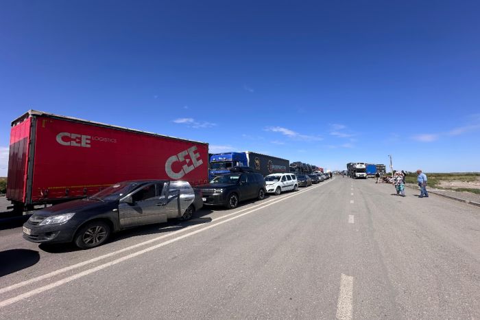 Коллапс на границе с Россией: водители часами стоят в очереди 