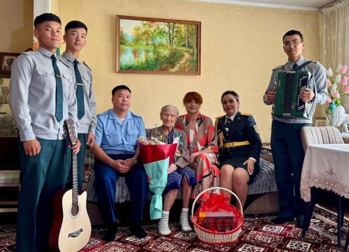 В Алматы ветерана войны поздравили с вековым юбилеем