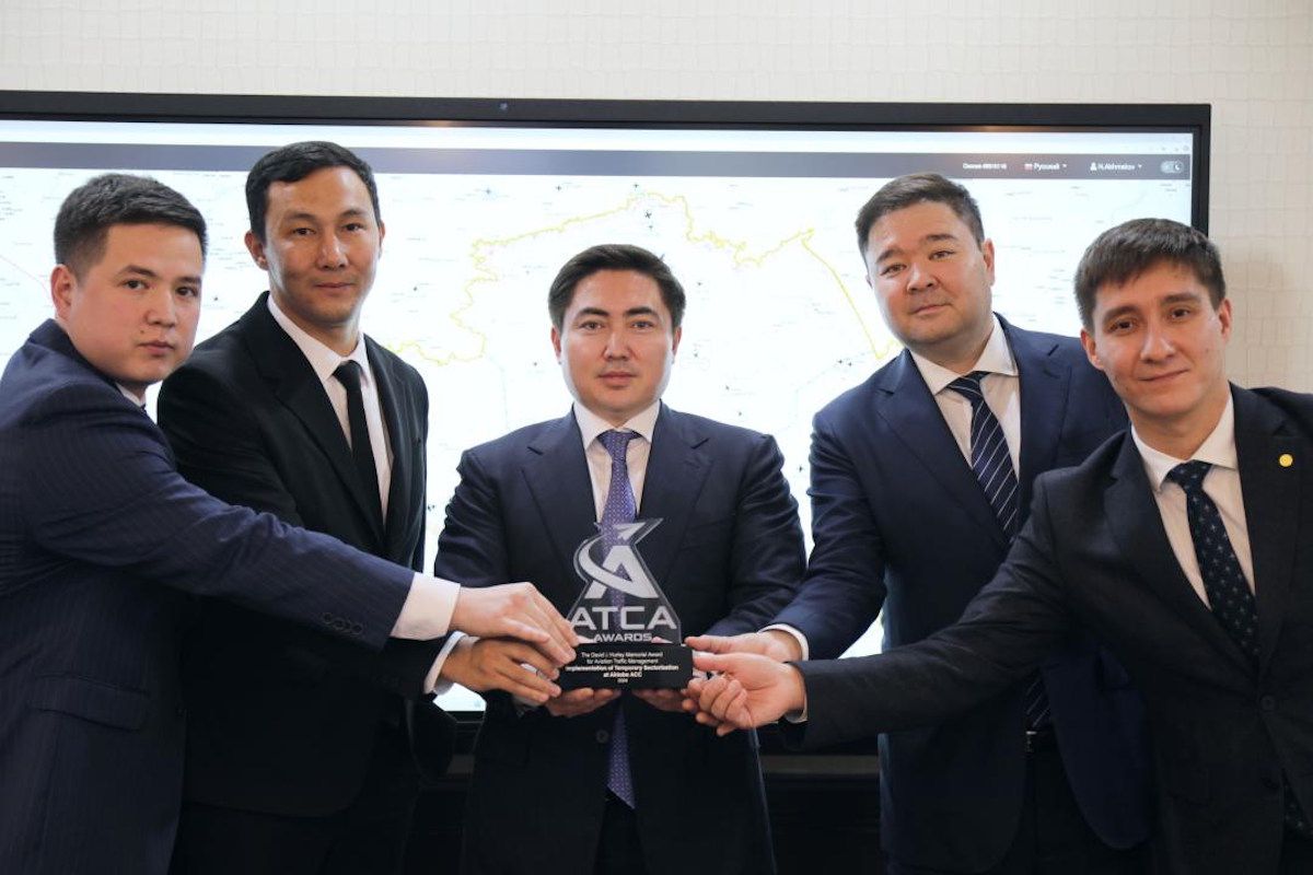 Нуржан Ахметов (в центре), фото пресс-службы министерства транспорта Нуржан Ахметов (в центре), фото пресс-службы министерства транспорта