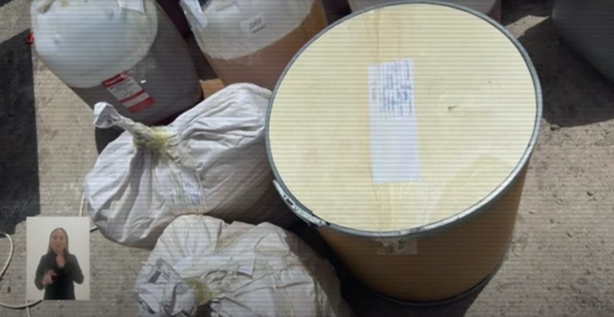 изъятые наркотики и прекурсоры, стоп-кадр видео МВД