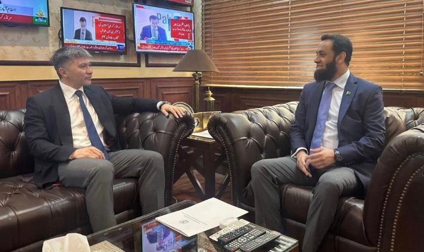 встреча посла Казахстана в Пакистане Ержана Кистафина с федеральным министром информации и телерадиовещания Пакистана Атауллой Тараром, фото МИД РК