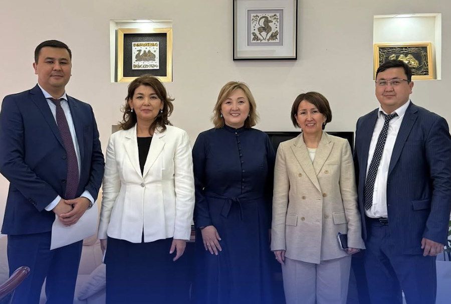 Шолпан Утельбаева (в центре) с коллегами