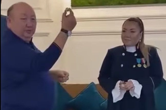 Мейрамбек Таймерденов и Гульмира Байзакова, стоп-кадр видео