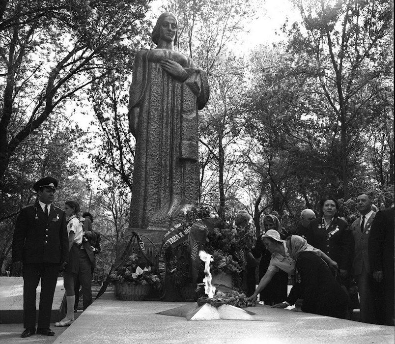 первый Вечный огонь возле «Эмбанефти»