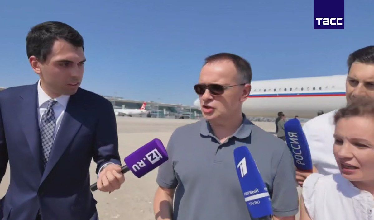 В.Мединский в аэропорту Стамбула, стоп-кадр видео ТАСС