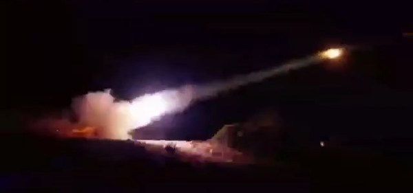 армия Камбоджи использует систему залпового огня RM-70 для поражения позиций на территории Таиланда, стоп-кадр видео