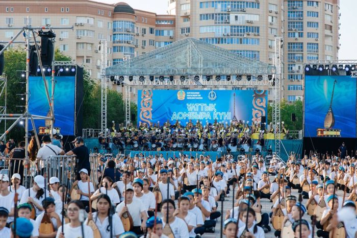 День домбры в Атырау: два оркестра и тысячи детей заставили площадь Бейбарыса звучать в унисон