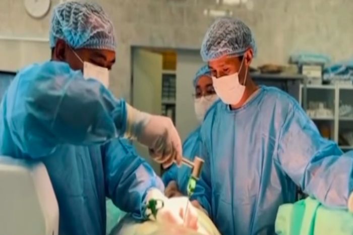 В Атырау провели редкую операцию: пациентка избежала инвалидности