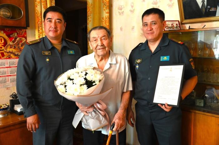 В Таразе ветерана поздравили с 99-летием