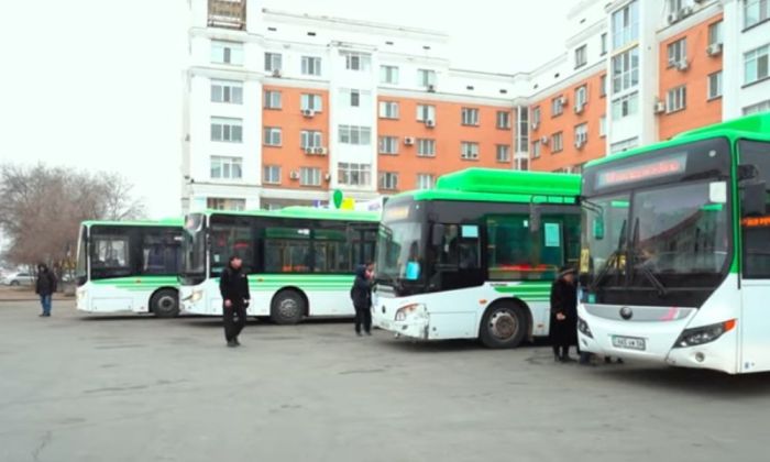 Пассажиры жалуются на духоту в автобусах Атырау