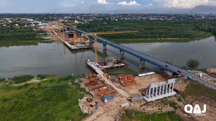 В Павлодаре продолжается строительство моста