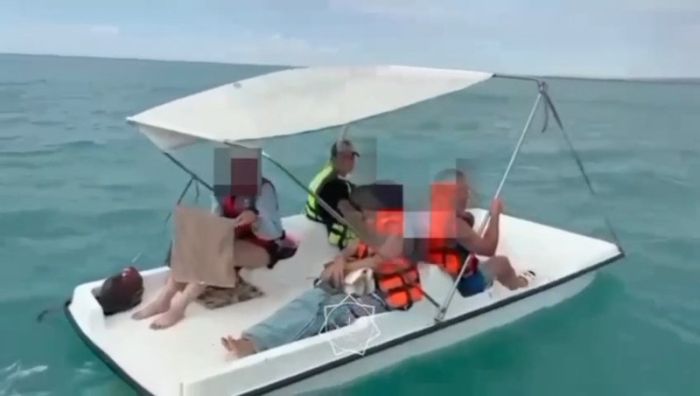 Катамаран унесло на 10 км от берега Алаколя