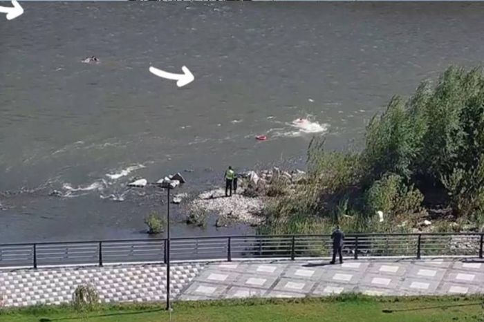 Полицейские спасли мать с ребёнком из реки в Усть-Каменогорске