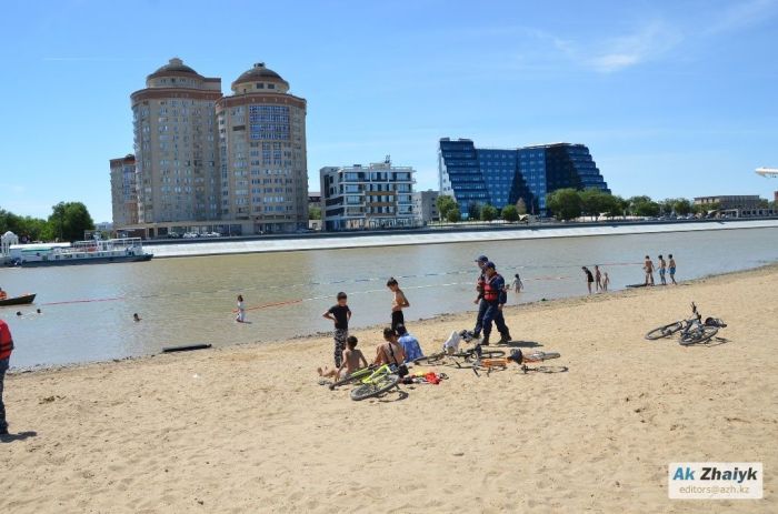 Официально закрыты: пляжи в Атырау готовят к сезону, но люди уже купаются