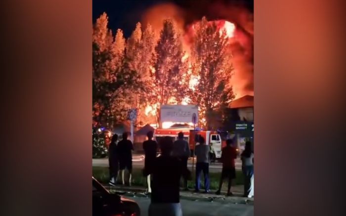 Астану затянуло дымом - горит гостиничный комплекс TatarInn