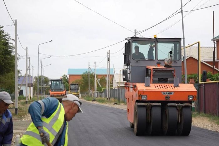 В Кульсары реконструируют 76 км дорог: задействовано более 200 рабочих и 100 единиц техники