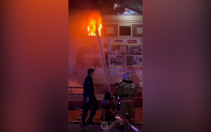 В Караганде загорелся ТРЦ City Mall