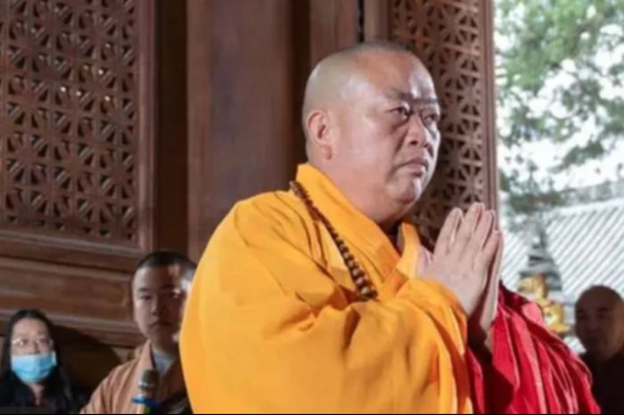 Скандал в Шаолине: монаха подозревают в аморальной жизни и растрате