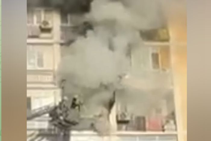 Пожар на балконе: огнеборцы Атырау эвакуировали два десятка человек