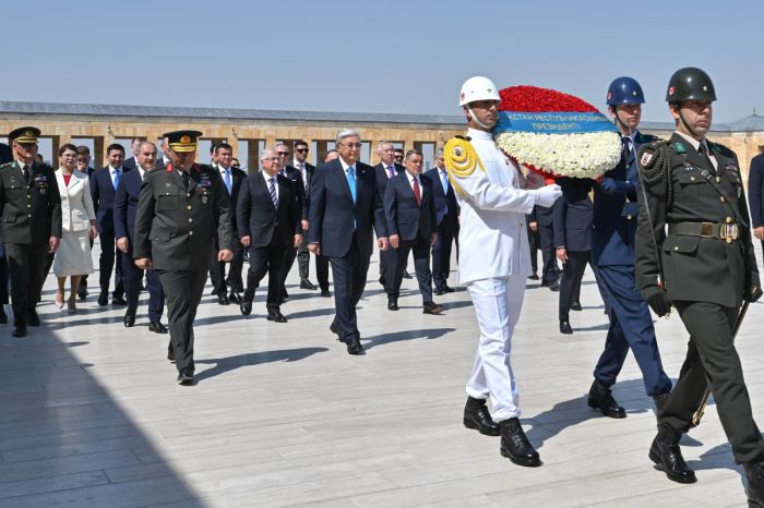 Токаев посетил мавзолей Ататюрка в рамках визита в Турцию