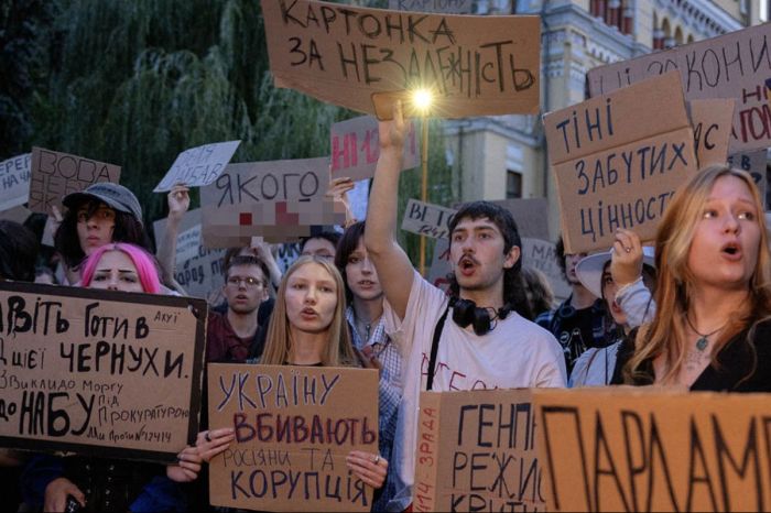 ЕС пригрозил остановить помощь Украине из-за лишения независимости антикоррупционных органов