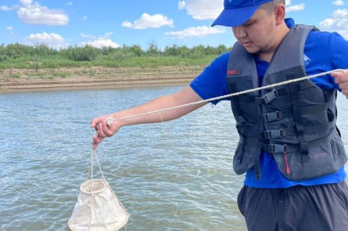 Из реки Урал взяты пробы воды и рыбы для научных целей