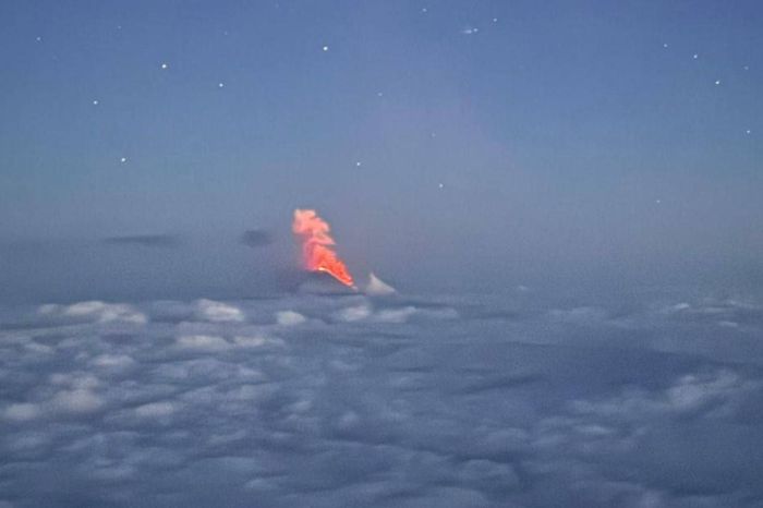 Самый высокий вулкан Евразии начал извержение после мощного землетрясения