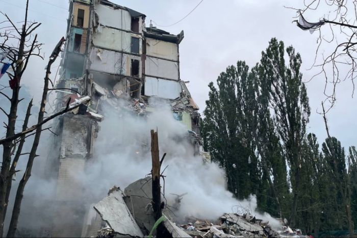 После ночного налета на Киев обрушился подъезд жилого дома, известно о шести погибших