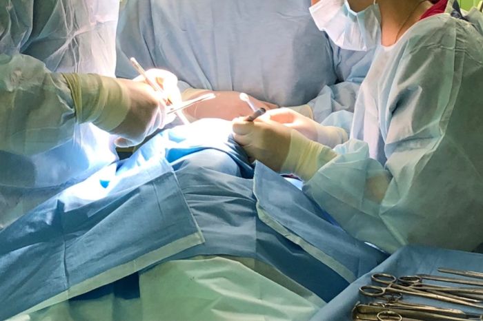 «Остановка сердца, удалённая почка»: врачи борются за жизнь детей, выброшенных матерью с пятого этажа в Павлодаре