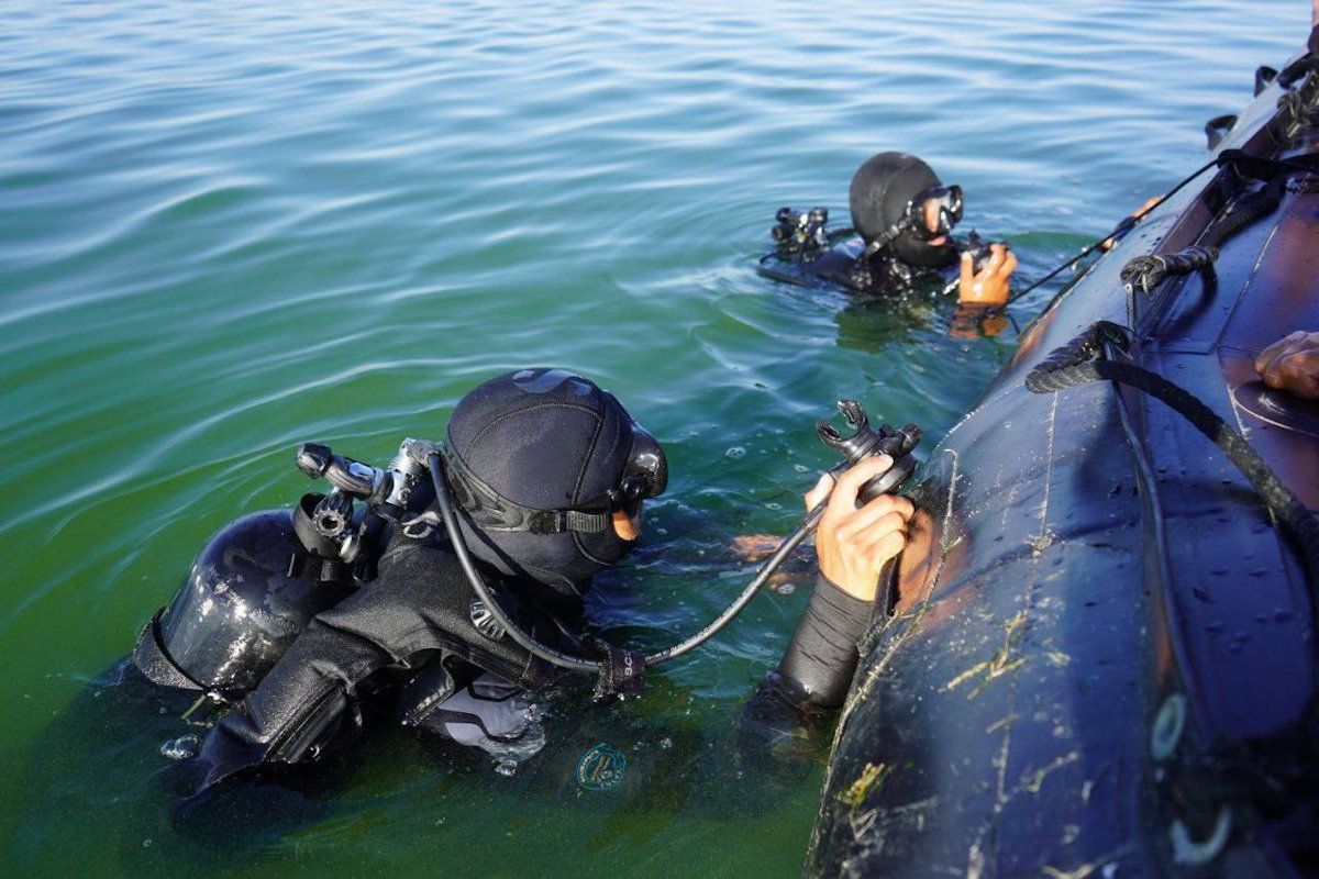 водолазы, ведущие поисковые работы, фото министерства обороны РК