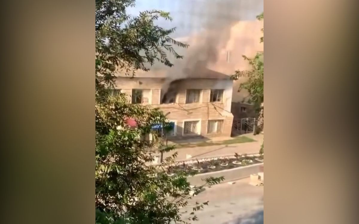 пожар в заброшенном здании в Индерборе, стоп-кадр видео