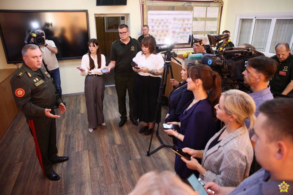 министр обороны Беларуси Виктор Хренин с журналистами, фото пресс-службы ОДКБ министр обороны Беларуси Виктор Хренин с журналистами, фото пресс-службы ОДКБ