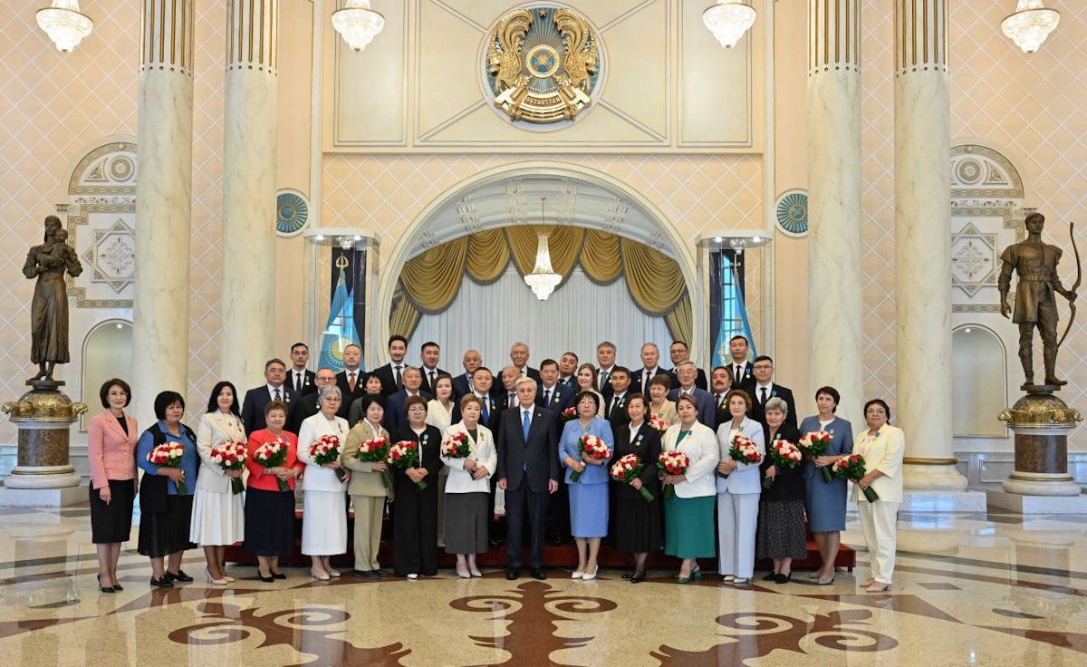 Касым-Жомарт Токаев с награжденными работниками медицинской отрасли, июнь 2025 года