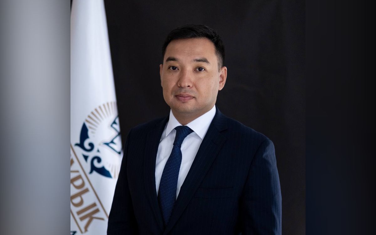 Қара және ақ түсті әдемі минет