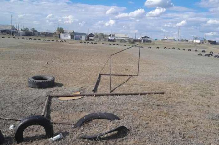 Футбольные ворота упали на ребёнка в Павлодарской области: родителей наказали