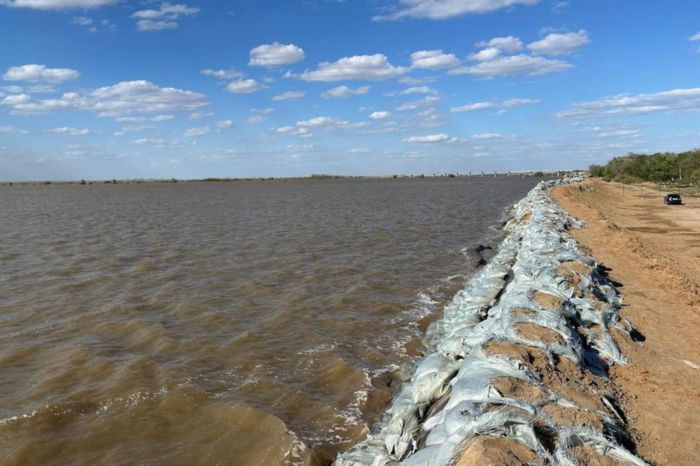 В Махамбете убирают дамбы. Временно