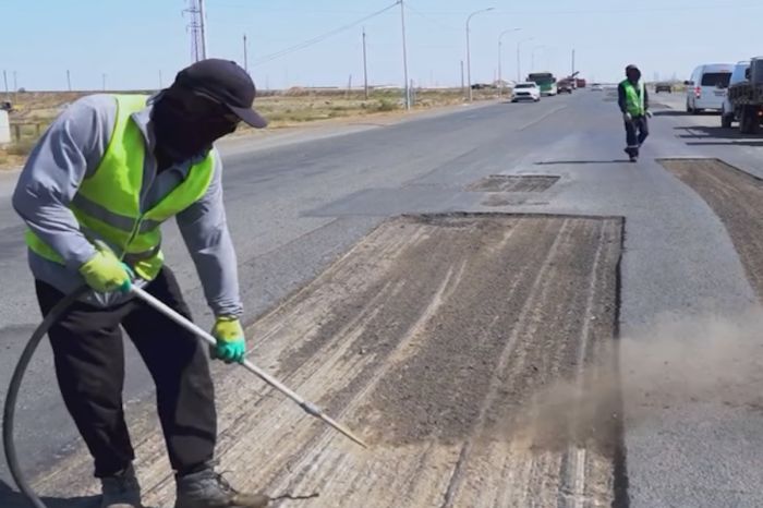 В Атырау продолжают устранять ямы на городских дорогах