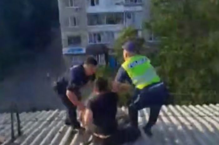 Патрульные в Уральске успели спасти женщину, готовившуюся к прыжку с крыши