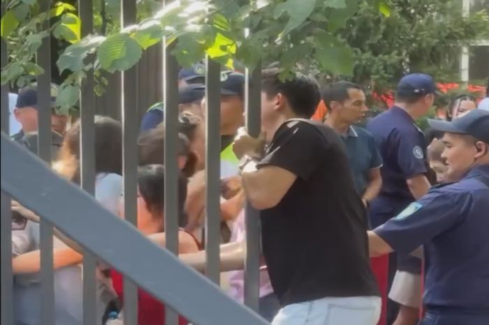 Давка и хаос на входе: в сети появилось видео с концерта Дженнифер Лопес в Алматы